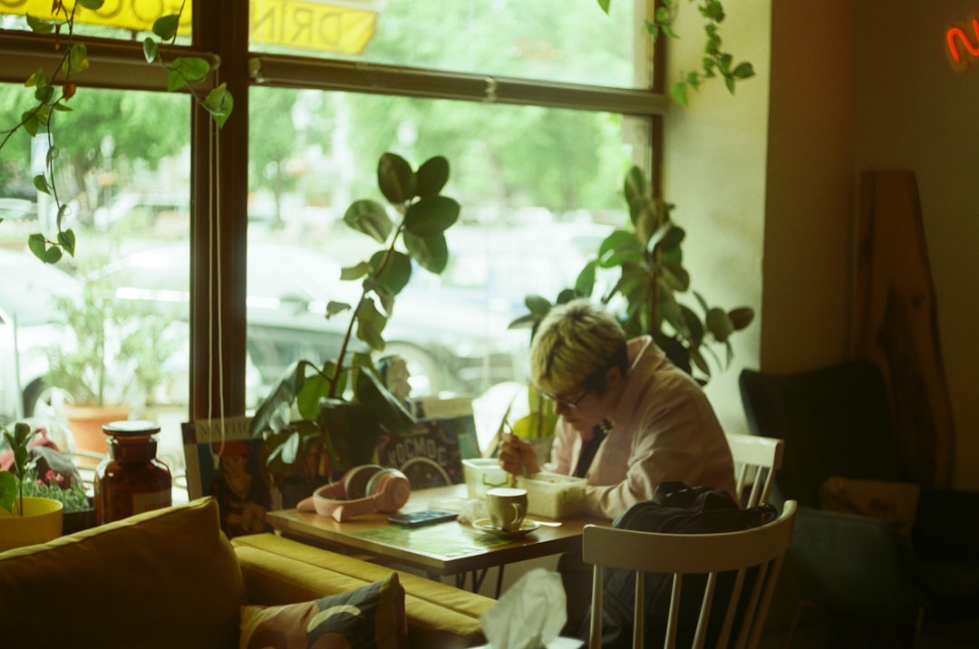 El Auge de las Cafeterías como Espacios de Trabajo y Estudio: ¿Qué los Hace tan Atractivos?